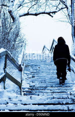 Une personne qui marche dans la neige a couvert les escaliers, la Suède. Banque D'Images