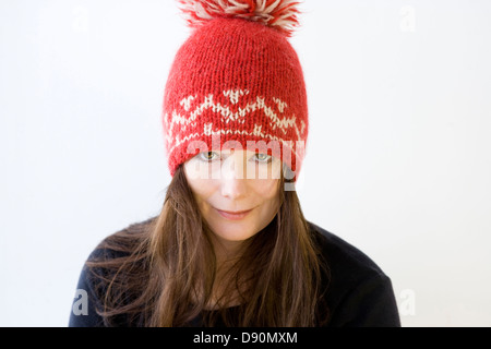 Young woman wearing Knit hat, studio shot Banque D'Images