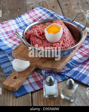 Prêt pour la viande de boeuf haché pain de viande ou à billes Banque D'Images