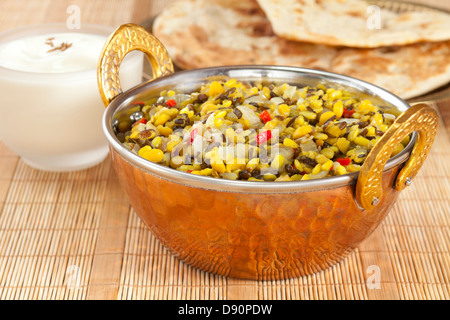 La nourriture végétarienne indienne Dhal - Indian dhal ou dal faits de channa dhal et urid dhal, avec du pain naan et le yogourt. Banque D'Images