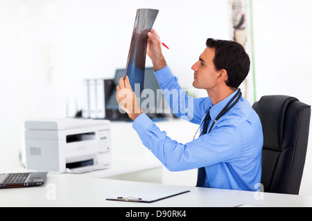 Médecin homme analyse CT scan in office Banque D'Images