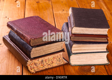 Vieux Livres 0n table rustique en pin - des piles de vieux livres sur une table en bois rustique. Banque D'Images