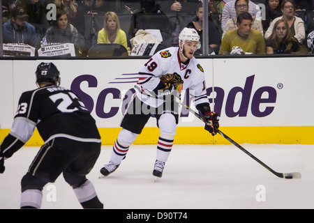 Blackhawks de Chicago le capitaine Jonathan Toews a préparé lui-même pour un laissez-passer pendant la partie 3 de la Finale de l'ouest de la LNH 2012-13 Banque D'Images