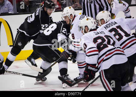 Un Jonathan Toews face-off et mêlée pendant la partie 3 de la Finale de l'ouest de la LNH 2012-13 par rapport à la LA Kings à la Banque D'Images