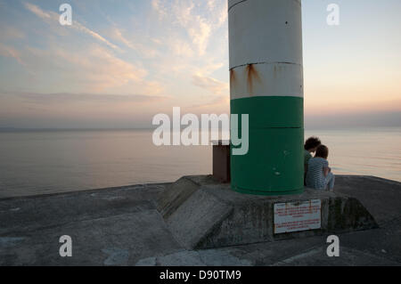 Aberystwyth, Pays de Galles, Royaume-Uni. 7 juin 2013. Jeune couple pour le coucher du soleil de la tan Y Bwlch jetée en pierre à côté du port d''Aberystwyth. Credit : Barry Watkins/Alamy Live News Banque D'Images