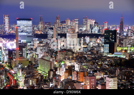 Nuit de l'antenne vue sur Ebisu, Tokyo, Japon En regardant vers le quartier gratte-ciel de Shinjuku. Banque D'Images
