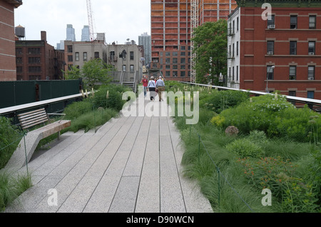 Vue sur la ligne haute des voies de chemin de fer et passerelle sur West Side de Manhattan, New York Banque D'Images