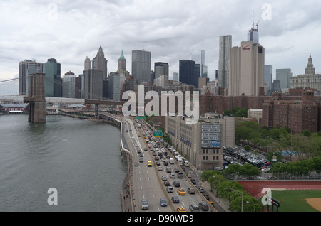 Avis de F.D.R. Drive, East River et le pont de Brooklyn sur East Side de Manhattan, New York City Banque D'Images