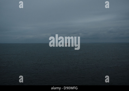Bateau de pêche au crépuscule, mer du Nord, en Hollande Banque D'Images