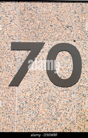 Chiffres sur mur de granit, close-up Banque D'Images