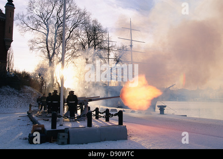 Silhouette de personnes à tirer du canon Banque D'Images