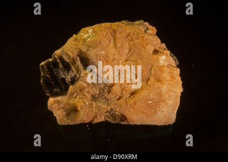 Yttrotantalite, la Suède. Le minerai de terres rares de l'Yttrium. Banque D'Images