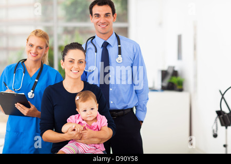 Les professionnels de la médecine pédiatrique souriant avec mère et fille Banque D'Images