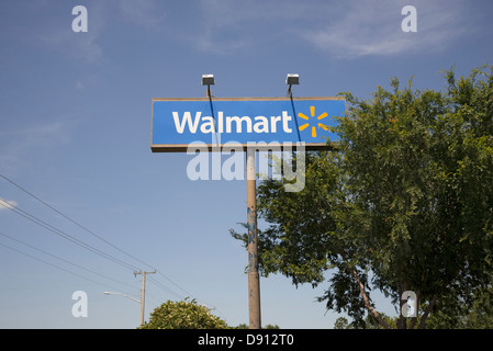 Wal Mart Store et les signes, Lake City, Floride. Banque D'Images