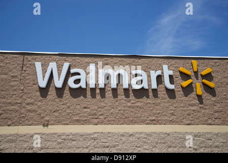 Wal Mart Store et les signes, Lake City, Floride. Banque D'Images