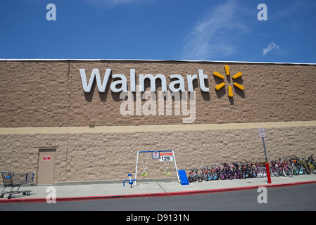 Wal Mart Store et les signes, Lake City, Floride. Banque D'Images