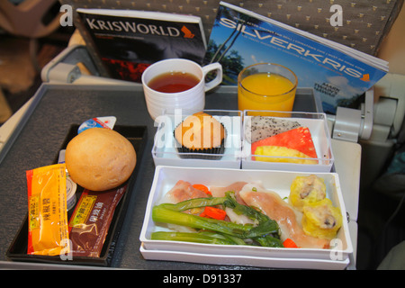 Chine,Asie,extrême-Orient,Orient,Oriental,Hong Kong,aéroport international,HKG,Singapore Airlines,à bord,cabine de passagers,repas,plateau,petit déjeuner,boulettes,frui Banque D'Images