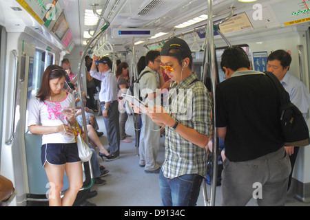 Singapour,SMRT,East West Green Line,Tanah Merah Station,Mass Rapid transit,Asian man hommes,femme femmes,passager passagers rider riders,RID Banque D'Images