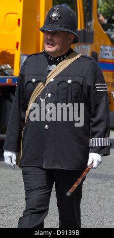 Un homme en uniforme de la police à la période Ramsbottom 1940 Week-end de la guerre Banque D'Images