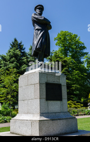 Statue commémorative du commandant Edward John Smith, capitaine de la RMS Titanic, à Lichfield's Museum Gardens Banque D'Images