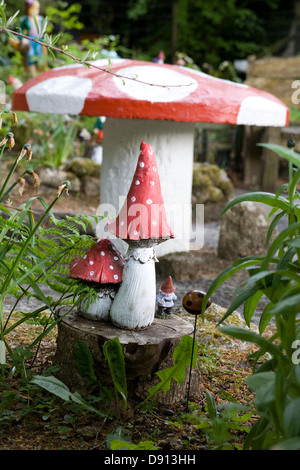 Toadstools ornementales dans un jardin en Angleterre Devon Agaric Fly Banque D'Images