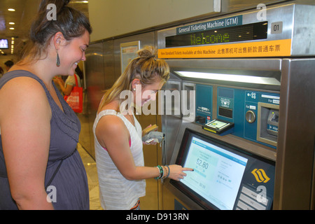 Singapour,Kallang Road,Lavender MRT Station,East West Line,métro,transports en commun,self-service,ticket,billetterie,machine,écran tactile,adulte Banque D'Images