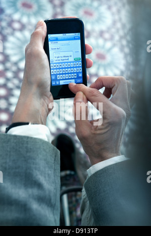 Close-up of womans mains using cell phone Banque D'Images