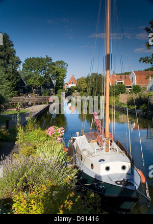 Canal avec voilier à Edam, Hollande, Pays-Bas, Europe Banque D'Images