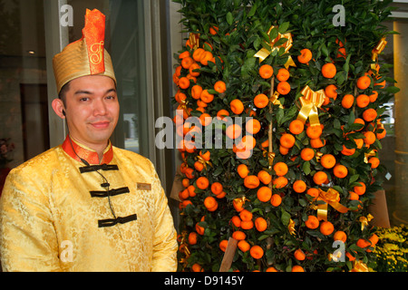 Singapour,Fairmont Singapore,hôtel,hall,portier,uniforme,homme asiatique, homme, employés travailleurs, personnel, mandarine, mandarine, mandarine, Chine Banque D'Images