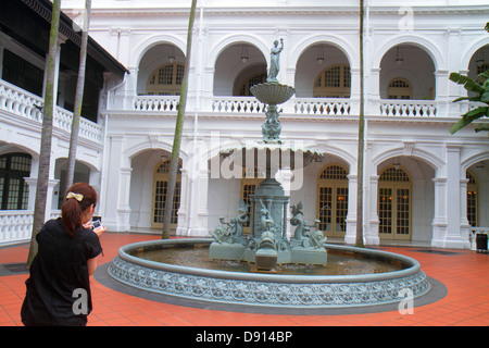 Singapour,Raffles,hôtel hôtels hébergement inn motel motels, cour, fontaine, sculpture, historique, les visiteurs voyage visite touristique site touristique Banque D'Images