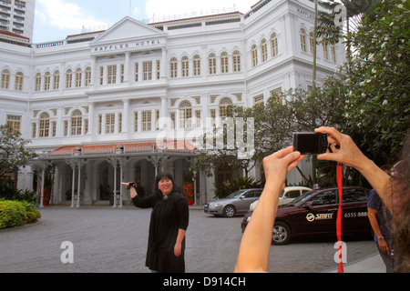 Singapour,Raffles,hôtel hôtels hébergement inn motel motels,avant,entrée,historicAsian,asiatique adultes femme femme femme femme,pose,pose,caméra,DIG Banque D'Images