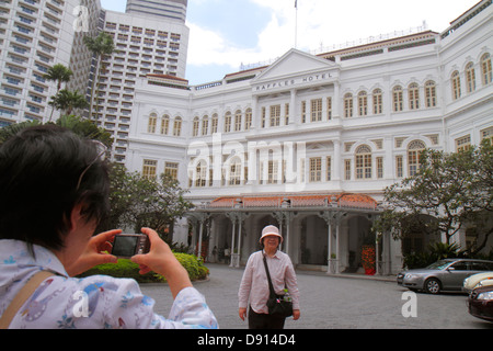 Singapour,Raffles,hôtel hôtels hébergement inn motel motels,avant,entrée,historicAsian,asiatique adultes femme femme femme femme,pose,pose,caméra,DIG Banque D'Images