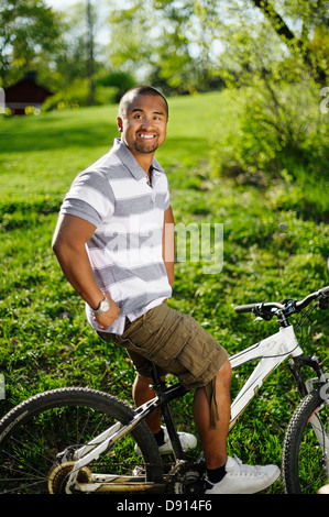 Smiling man on bicycle Banque D'Images