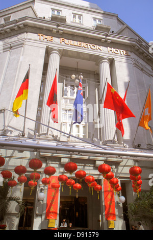 Singapore Singapore River,Boat Quay,The Fullerton,Hotel,front,entrée,décoré,nouvel an chinois,drapeaux,Sing130201163 Banque D'Images