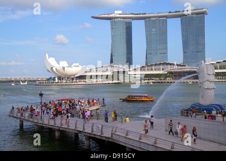 Singapore Singapore River, Marina Bay, Merlion Park, jetée, Marina Bay Sands Integrated Resort, Skybridge, ArtScience Museum, The Shoppes at Marina Bay Sands, Banque D'Images