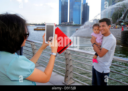 Singapour,eau de la rivière de Singapour,eau de la baie de Marina,Parc Merlion,Asiatiques asiatiques immigrants ethniques minorités,adultes homme hommes,femme femmes Banque D'Images