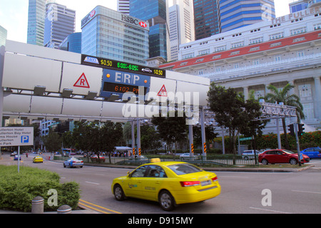 Singapour,Fullerton Road,trafic,panneau de signalisation, informations,taxi, ville horizon paysage urbain,bâtiments,gratte-ciel,visiteurs voyage tour touris Banque D'Images