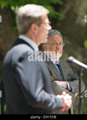 Außenminister Guido Westerwelle (FDP, l) gibt am 09.06.2013 à Kaboul en Afghanistan zusammen mit dem afghanischen Außenminister Zalmai Rassoul (r) eine Pressekonferenz. Westerwelle, dass er sagte der Übergabe der und dem Sicherheitsverantwortung Kampftruppen Abzug der internationalen festhalten s. Foto : Nicolas Armer/dpa Banque D'Images