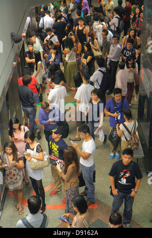 Singapore Dhoby Ghaut MRT Station,North South Line,métro train,plate-forme,homme asiatique hommes,femme femmes,navetteurs,motards,en attente,Sing13012034 Banque D'Images
