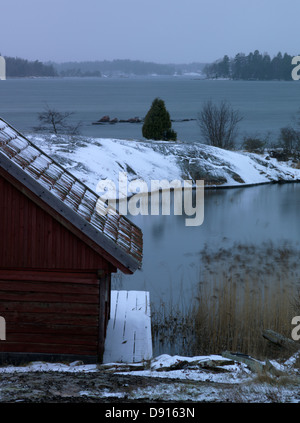 Un garage à bateaux en hiver, Retford, Suède. Banque D'Images
