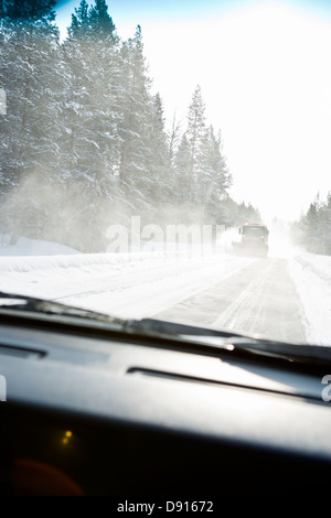 Une réunion de voiture un chasse-neige sur une route, la Suède. Banque D'Images