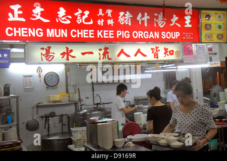 Singapour, Jalan Besar, Lavender Food Center, centre, cour, cuisine asiatique, nourriture, restaurant restaurants repas café cafés, soupe d'orgue de porc, femme W Banque D'Images