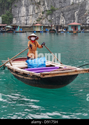 Voile attendent les touristes visitant le village flottant Vung Vieng, baie de Bai Tu Long, la baie d'Ha Long, Vietnam. Banque D'Images