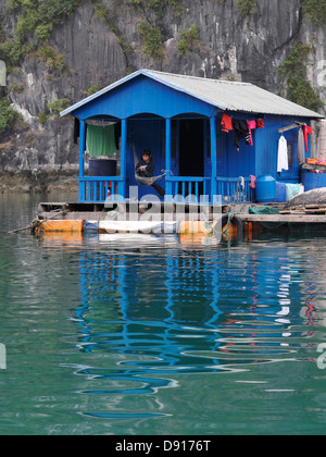 Une maison à l'village flottant Vung Vieng, baie de Bai Tu Long, la baie d'Ha Long, Vietnam. Banque D'Images