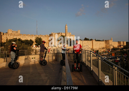 Les personnes sur un Segway à deux roues, auto-équilibrant transport personnel tour à l'extérieur de la vieille ville de Jérusalem en Israël Banque D'Images