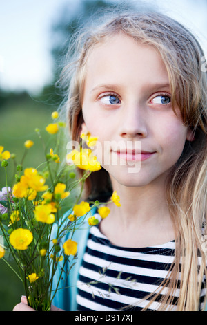 Portrait of Girl holding renoncules Banque D'Images