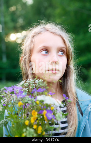 Portrait of Girl holding wildflowers Banque D'Images