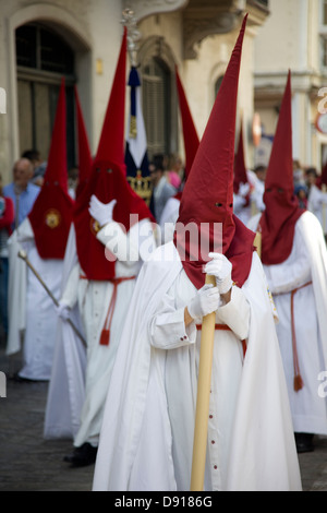 Processions dans les rues avec des costumes traditionnels pour la fête catholique de la Semaine Sainte, Cadiz, Espagne. Banque D'Images