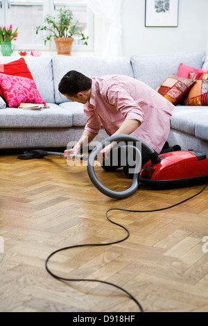 Un homme à l'aspirateur, la Suède. Banque D'Images