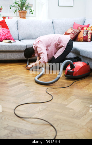 Un homme à l'aspirateur, la Suède. Banque D'Images